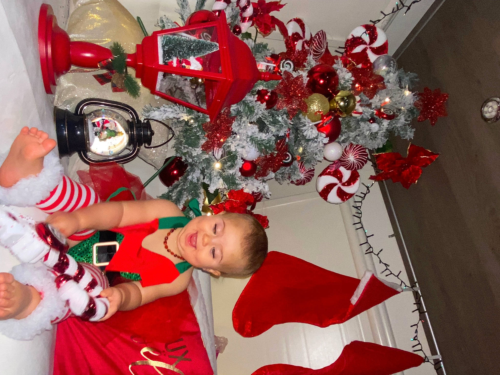 Leyna participe au concours pour gagner de l'argent avec cette photo : artificial_flower, carmine, christmas, christmas_decoration, christmas_eve, christmas_ornament, cut_flowers, event, fashion_accessory, fictional_character, hat, holiday, holiday_ornament, interior_design, ornament, party_supply, person, red, santa_claus, tradition