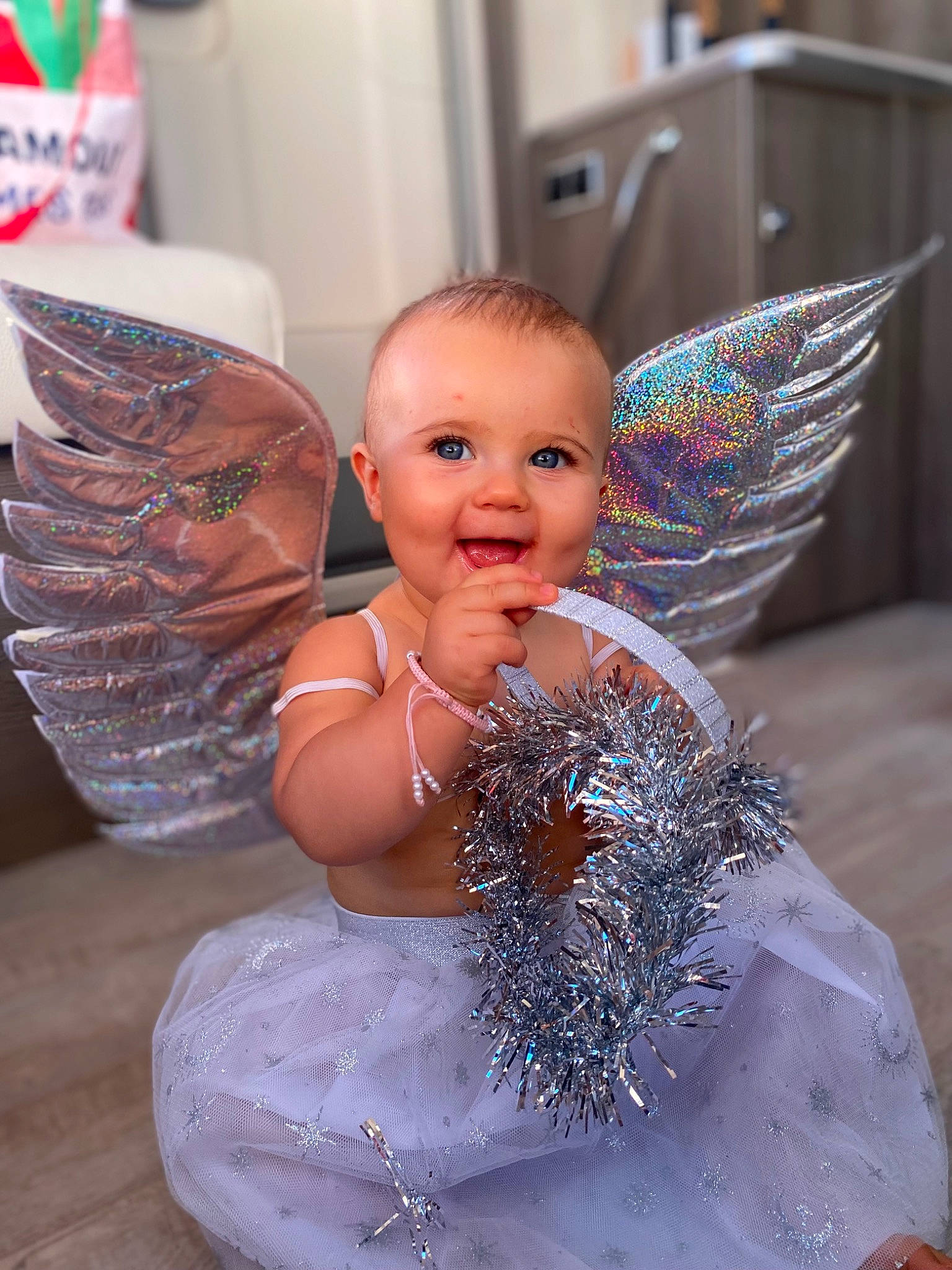 Leyna a rejoint le concours — aidez-le/la à gagner de superbes lots ! angel, art, arthropod, beauty, butterfly, event, eye, feather, hairstyle, happy, head, headpiece, insect, joy, moths_and_butterflies, mythical_creature, person, pink, pollinator, smile