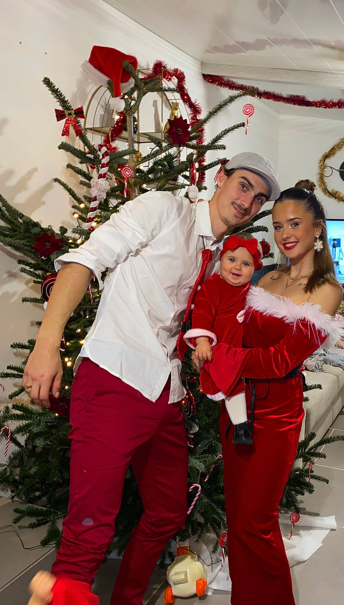 Leyna participe au concours pour gagner de l'argent avec cette photo : belt, christmas, christmas_decoration, christmas_eve, christmas_ornament, event, fashion_design, formal_wear, fun, happy, hat, headwear, holiday, holiday_ornament, joy, ornament, people, person, plant, red