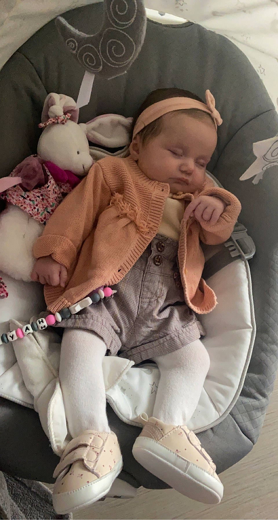 Lyah a rejoint le concours — aidez-le/la à gagner de superbes lots ! baby, baby_sleeping, baby_toddler_clothing, child, comfort, finger, human_leg, knee, lap, pattern, person, pink, shoe, skin, sleeve, sock, textile, thigh, toddler, vertebrate