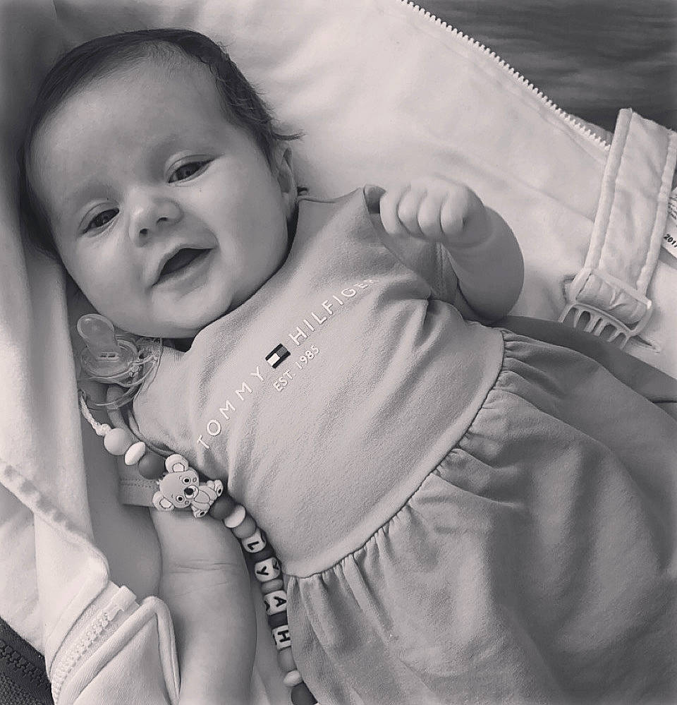 Lyah a rejoint le concours — aidez-le/la à gagner de superbes lots ! baby, baby_toddler_clothing, cheek, comfort, eye, eyebrow, face, gesture, hand, happy, iris, lip, mouth, nose, outerwear, person, skin, sleeve, smile, textile