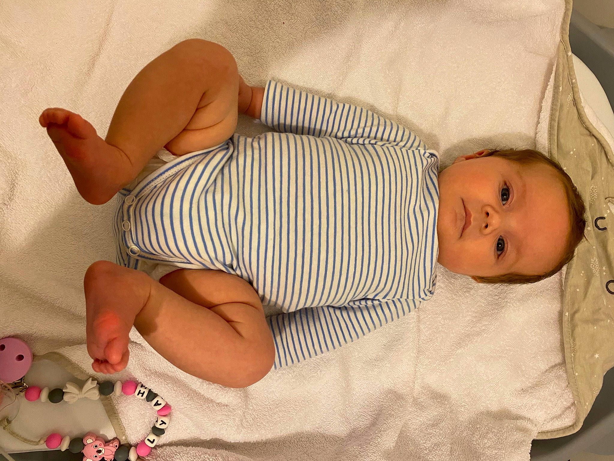 Lyah a rejoint le concours — aidez-le/la à gagner de superbes lots ! baby, baby_products, baby_sleeping, baby_toddler_clothing, child, comfort, finger, human_body, human_leg, joint, knee, leg, linens, pattern, person, room, skin, sleeve, textile, thigh