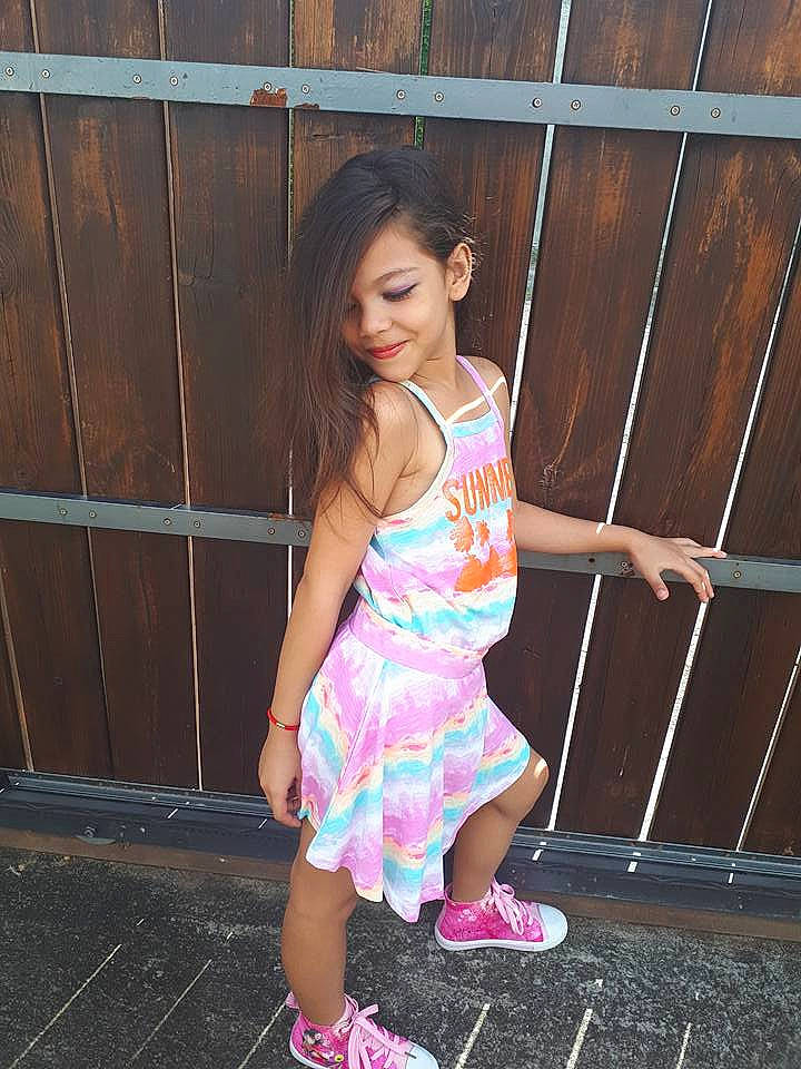 Maelyss a rejoint le concours — aidez-le/la à gagner de superbes lots ! abdomen, beauty, child, clothing, day, footwear, fun, girl, joint, joy, leg, pattern, person, pink, shoe, shorts, shoulder, skin, snapshot, summer