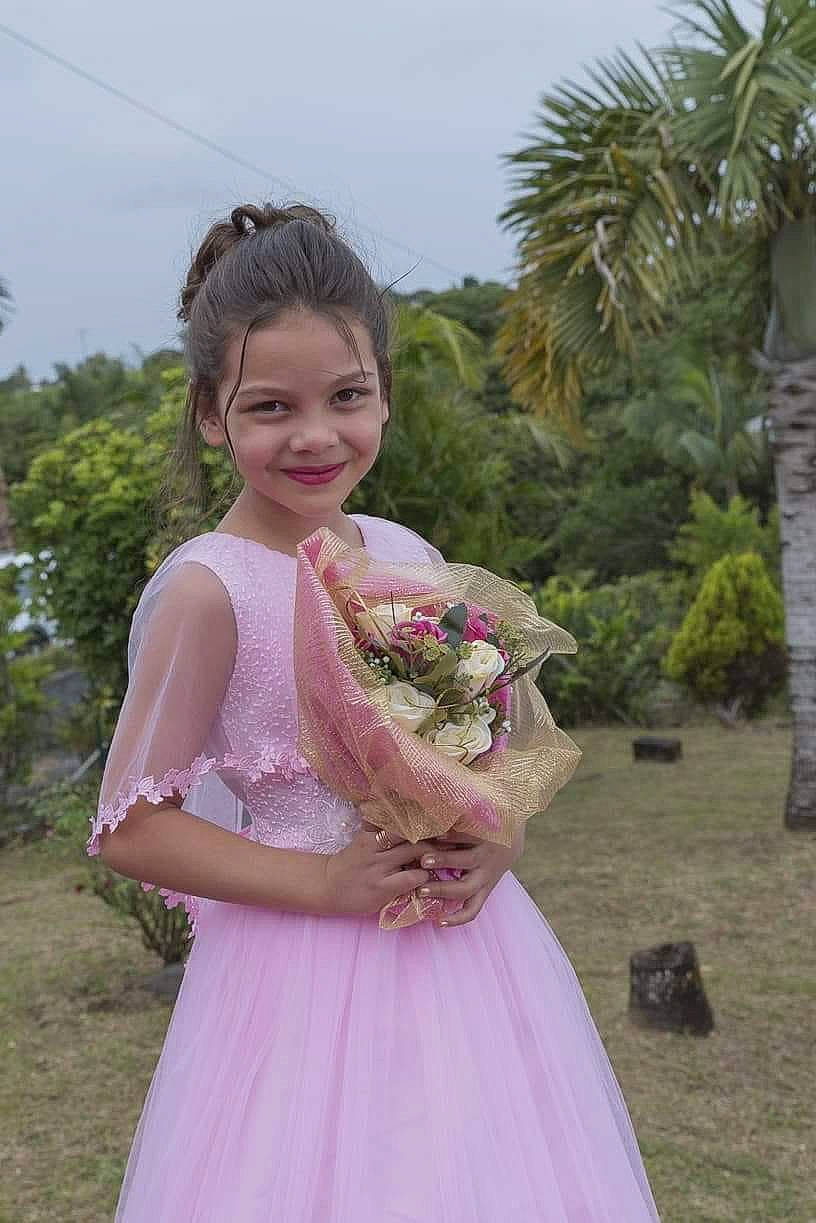 Maelyss a rejoint le concours — aidez-le/la à gagner de superbes lots ! beauty, bridal_clothing, bride, child, dress, facial_expression, flower, flower_bouquet, flower_girl, formal_wear, fun, girl, gown, joy, lady, person, pink, plant, shoulder, skin