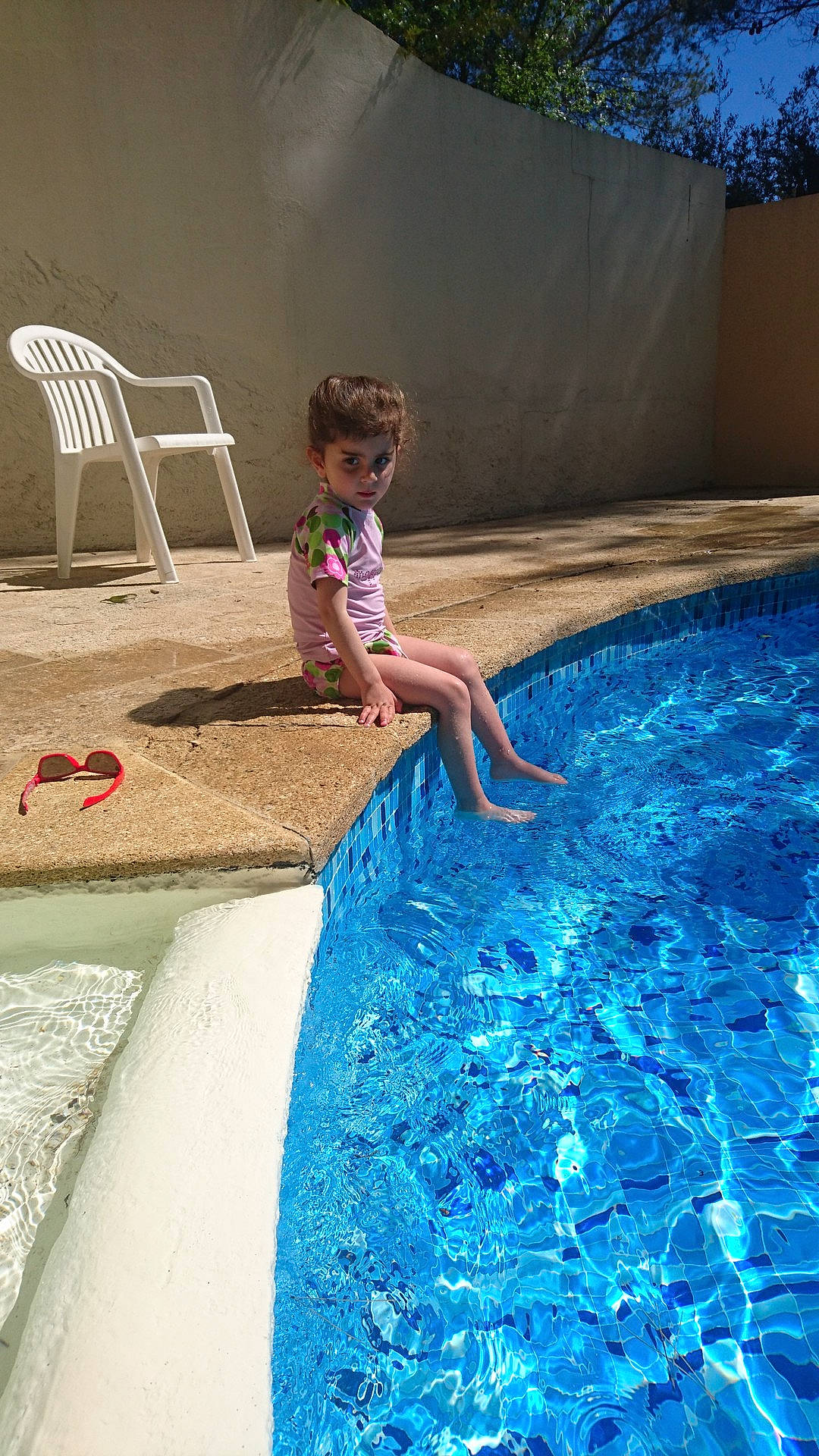 Adele participe au concours pour gagner de l'argent avec cette photo : backyard, blue, child, leisure, play, season, spring, swimming_pool, water