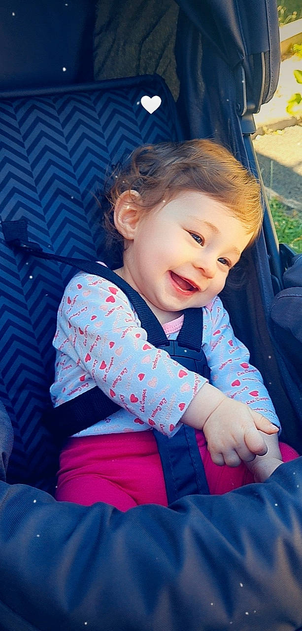 Myla participe au concours pour gagner de l'argent avec cette photo : azure, baby_toddler_clothing, blue, comfort, cool, electric_blue, eye, facial_expression, fun, grass, happy, head, iris, leisure, person, pink, plant, skin, sleeve, smile