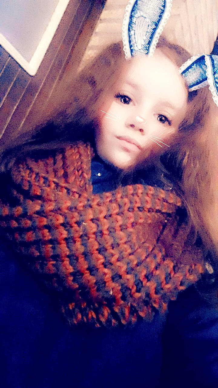 Pauline a rejoint le concours — aidez-le/la à gagner de superbes lots ! beauty, child, child_model, eye, girl, human_hair_color, long_hair, person