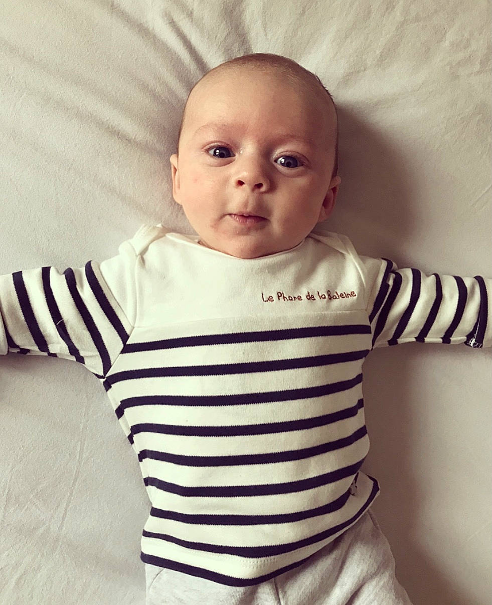 Marin participe au concours pour gagner de l'argent avec cette photo : arm, baby, baby_toddler_clothing, cheek, child, collar, comfort, elbow, eyebrow, gesture, grey, happy, long_sleeved_t_shirt, monochrome, monochrome_photography, neck, pattern, person, sleeve, t_shirt