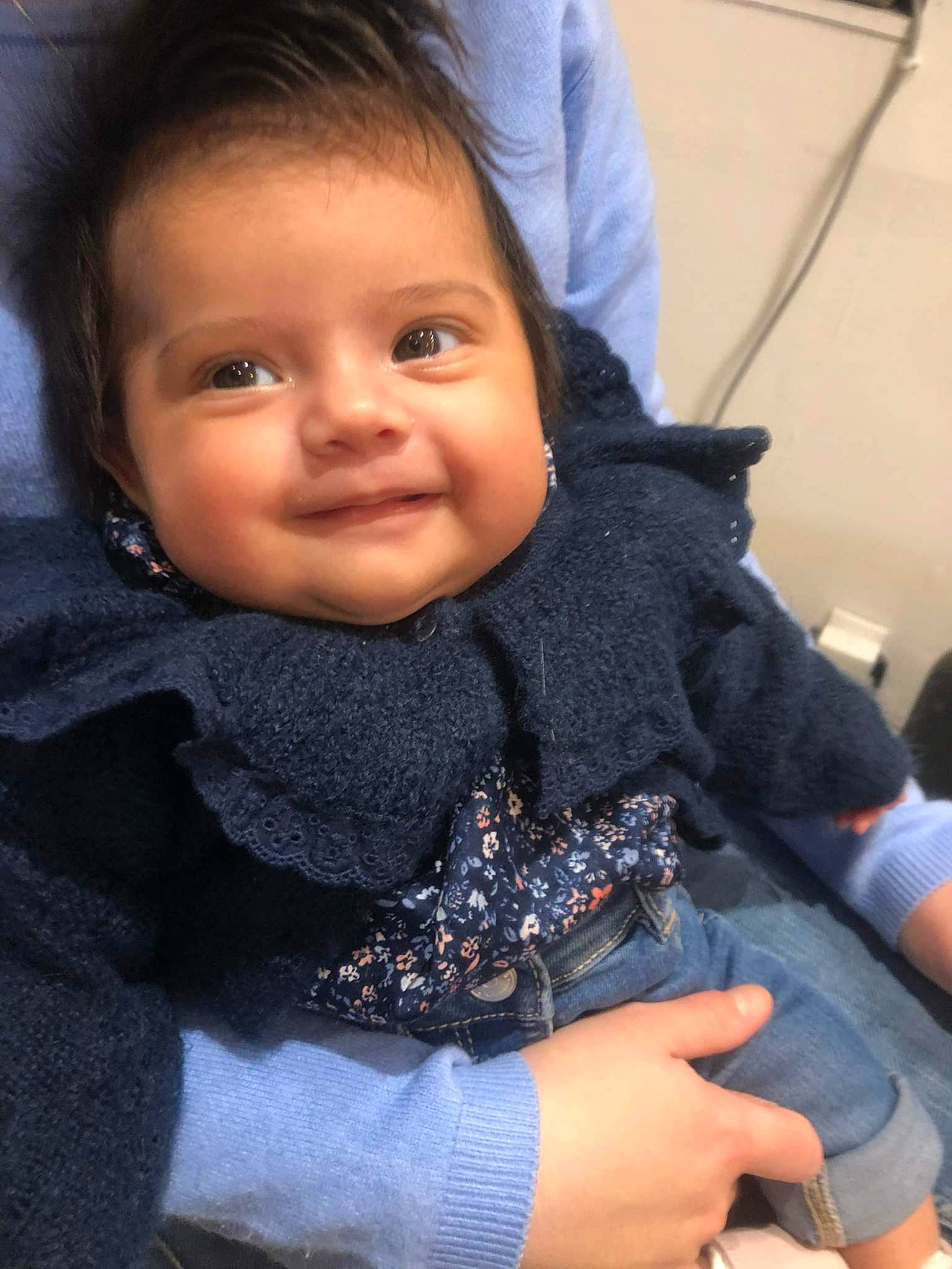 Esmeralda a rejoint le concours — aidez-le/la à gagner de superbes lots ! baby, baby_toddler_clothing, black_hair, cheek, eyebrow, eyelash, finger, gesture, hand, happy, iris, joy, lip, nail, neck, nose, person, skin, sleeve, smile