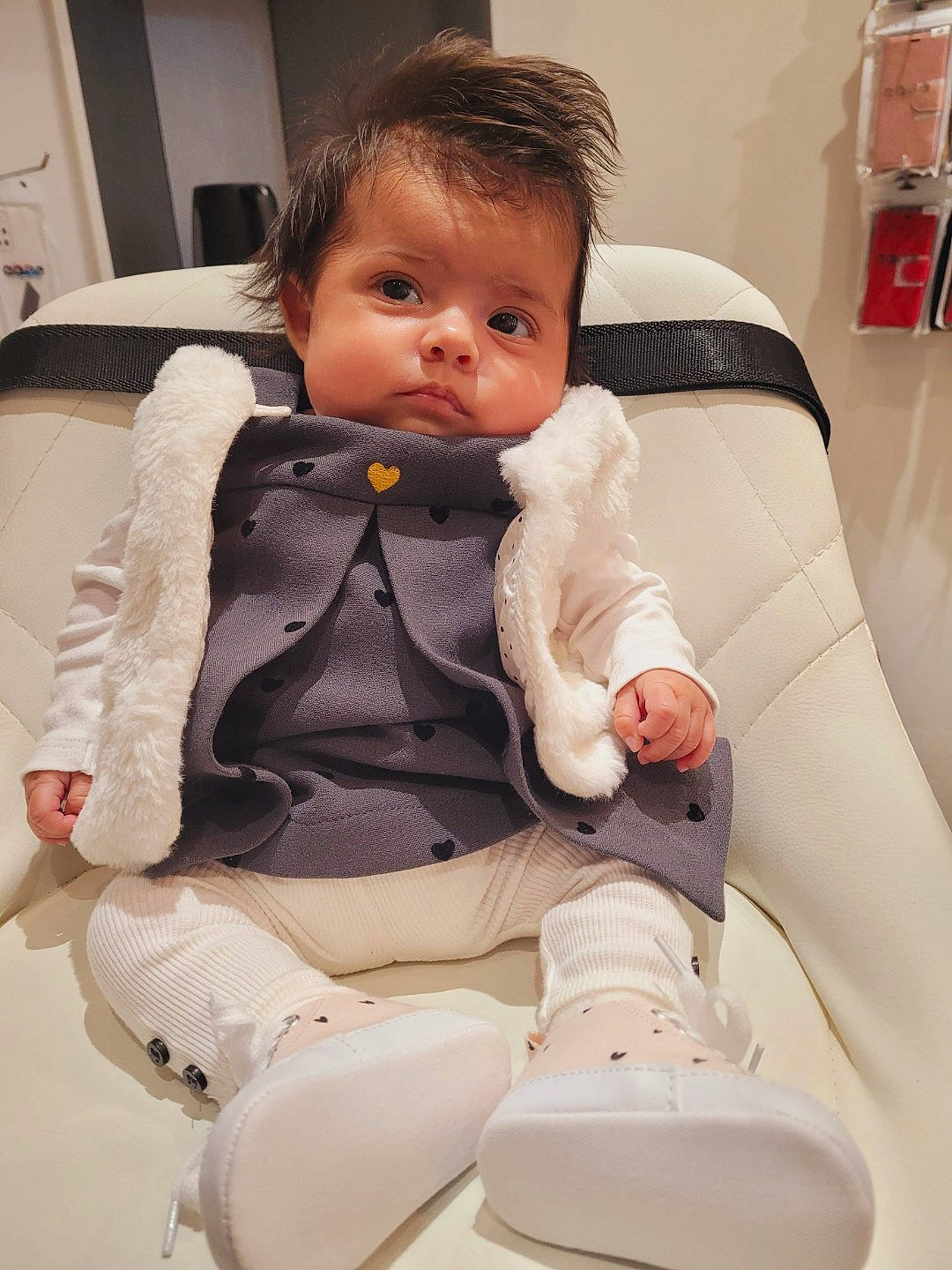 Esmeralda a rejoint le concours — aidez-le/la à gagner de superbes lots ! baby, baby_products, baby_toddler_clothing, car_seat, chair, cheek, comfort, eye, face, joint, knee, lap, person, product, sitting, skin, sleeve, textile, thigh, toddler