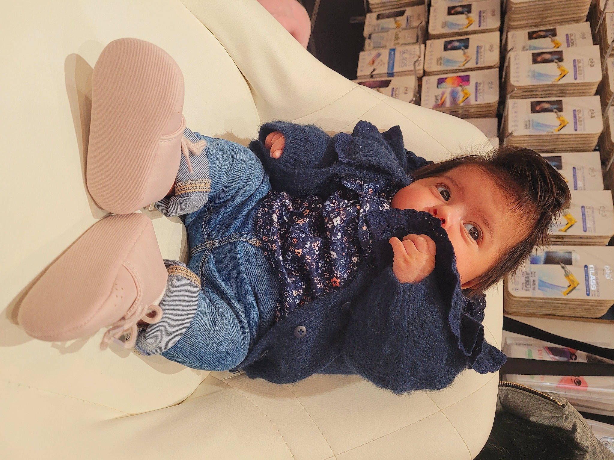 Esmeralda participe au concours pour gagner de l'argent avec cette photo : car_seat, child, comfort, fashion_design, fun, knee, linens, nap, pattern, person, room, sitting, sleep, sleeve, thigh, toddler