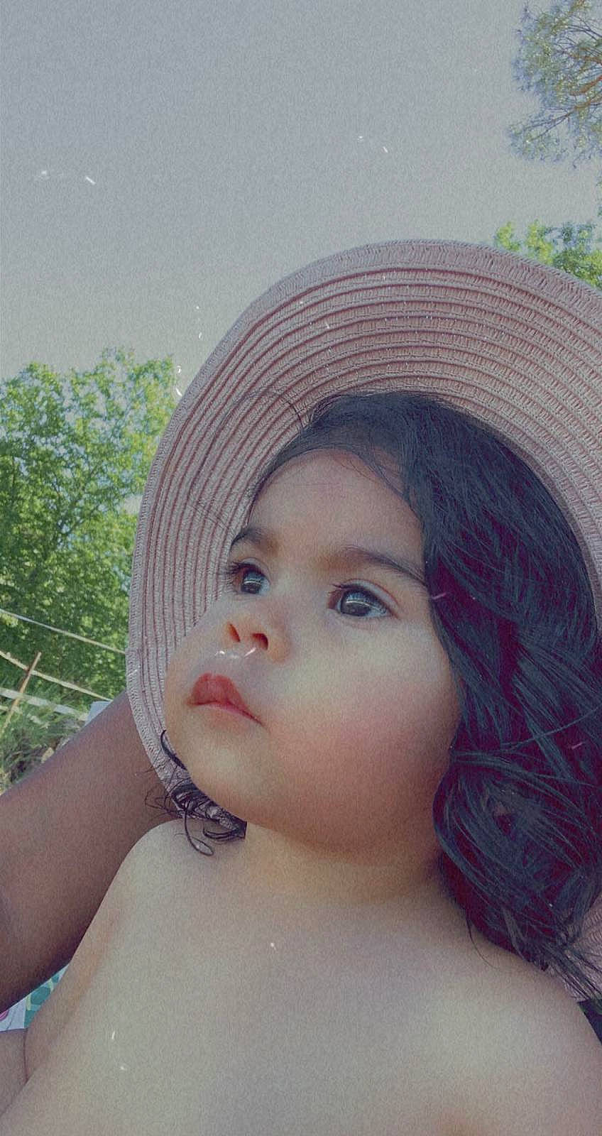 Grayce a rejoint le concours — aidez-le/la à gagner de superbes lots ! art, cap, chin, cool, eye, eyebrow, eyelash, face, forehead, grass, hair, hair_accessory, hat, head, headgear, lip, neck, person, skin, sun_hat