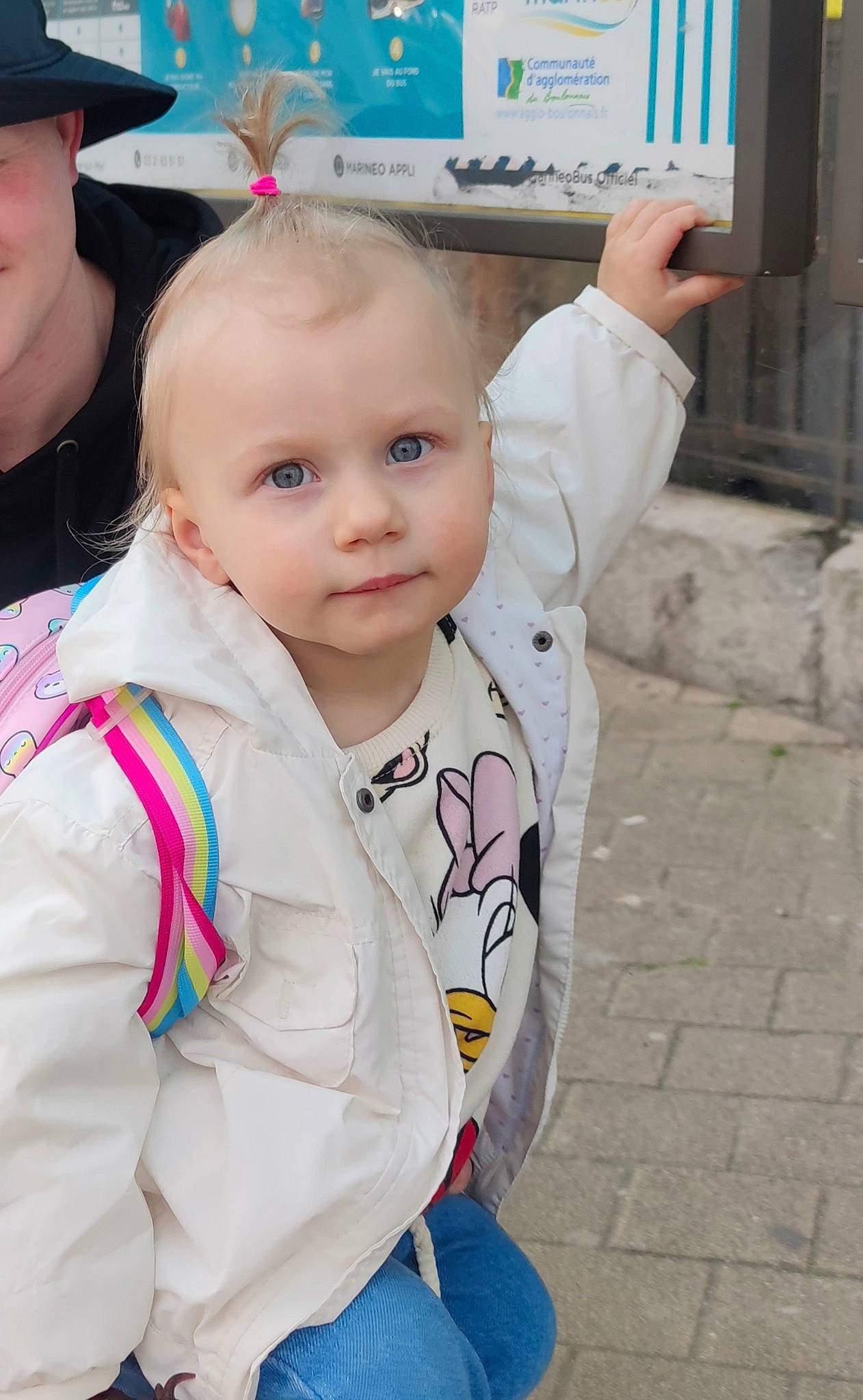 Eva a rejoint le concours — aidez-le/la à gagner de superbes lots ! baby, baby_products, baby_toddler_clothing, baseball_cap, blue, cap, child, fun, gesture, happy, hat, head, person, photograph, pink, recreation, skin, sleeve, snapshot, toddler
