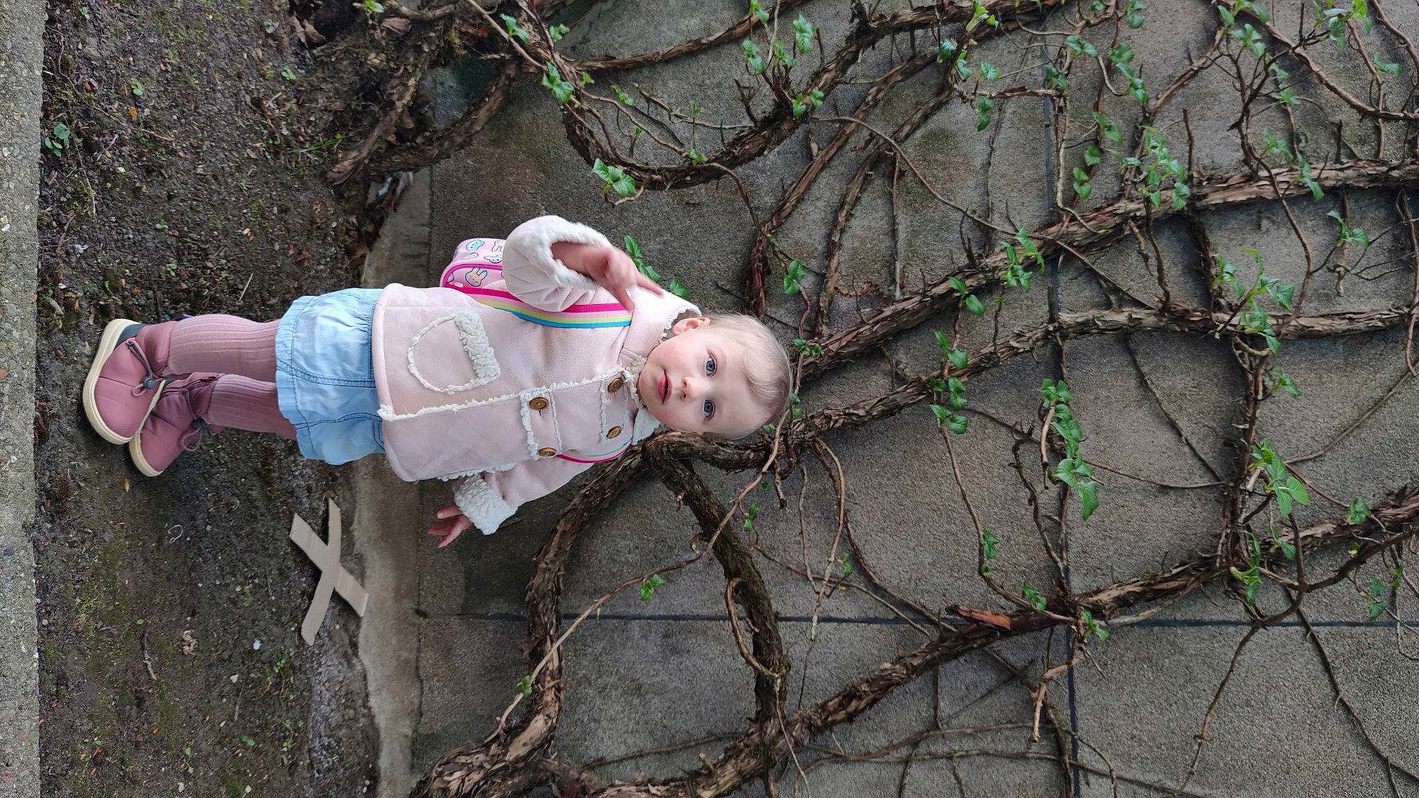Eva a rejoint le concours — aidez-le/la à gagner de superbes lots ! baby, baby_toddler_clothing, child, grass, leaf, nature, pattern, people_in_nature, person, pink, sitting, soil, toddler, tree, twig, wood