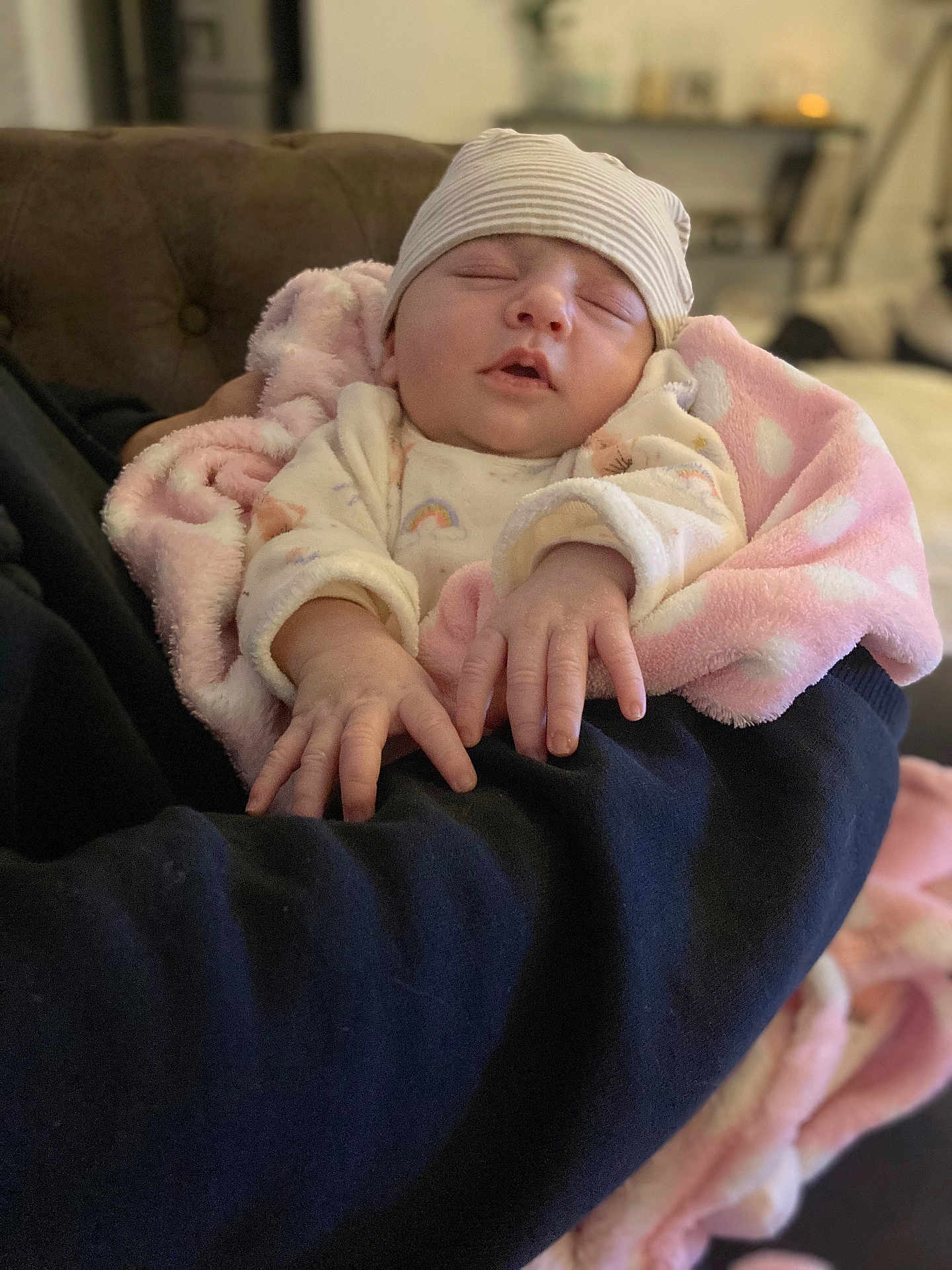 Maria-Valentina participe au concours pour gagner de l'argent avec cette photo : baby, sleeping, blanket, hat, infant, cozy, hands, person, arm, soft_focus, indoor, couch, clothing, pink, striped, closeup, newborn, comfort, rest, peaceful