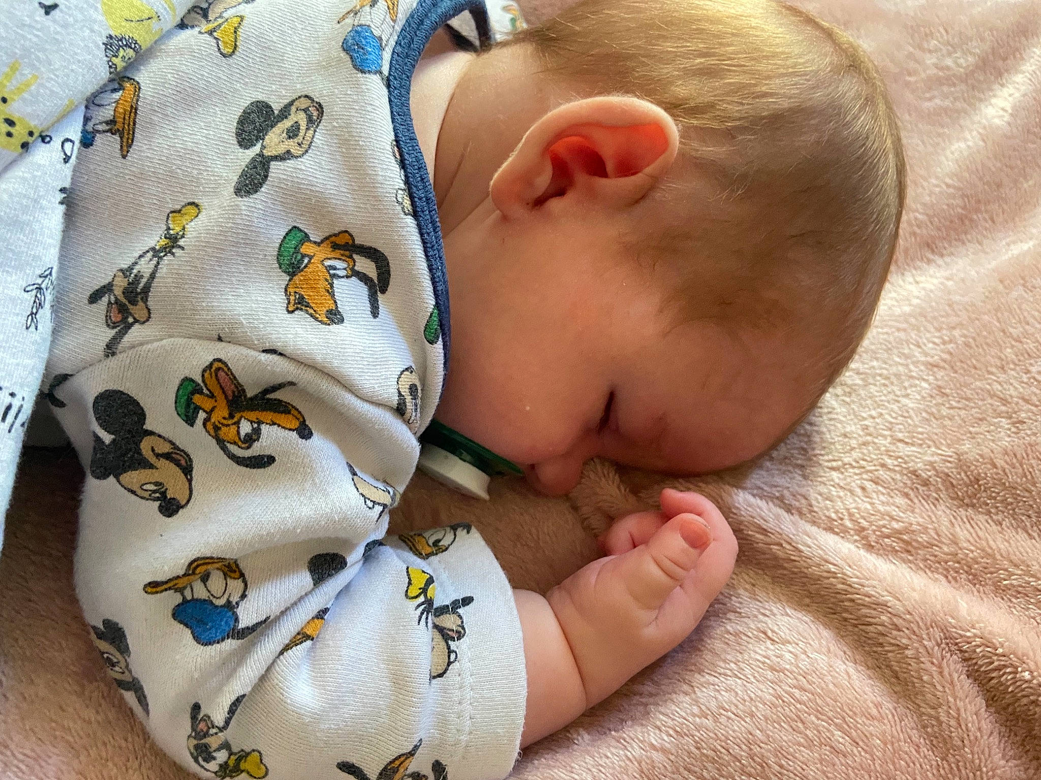 Kyle a rejoint le concours — aidez-le/la à gagner de superbes lots ! baby, baby_sleeping, baby_toddler_clothing, barefoot, child, close_up, comfort, finger, foot, hand, human_body, human_leg, knee, linens, nail, person, skin, sleeve, thumb, toddler