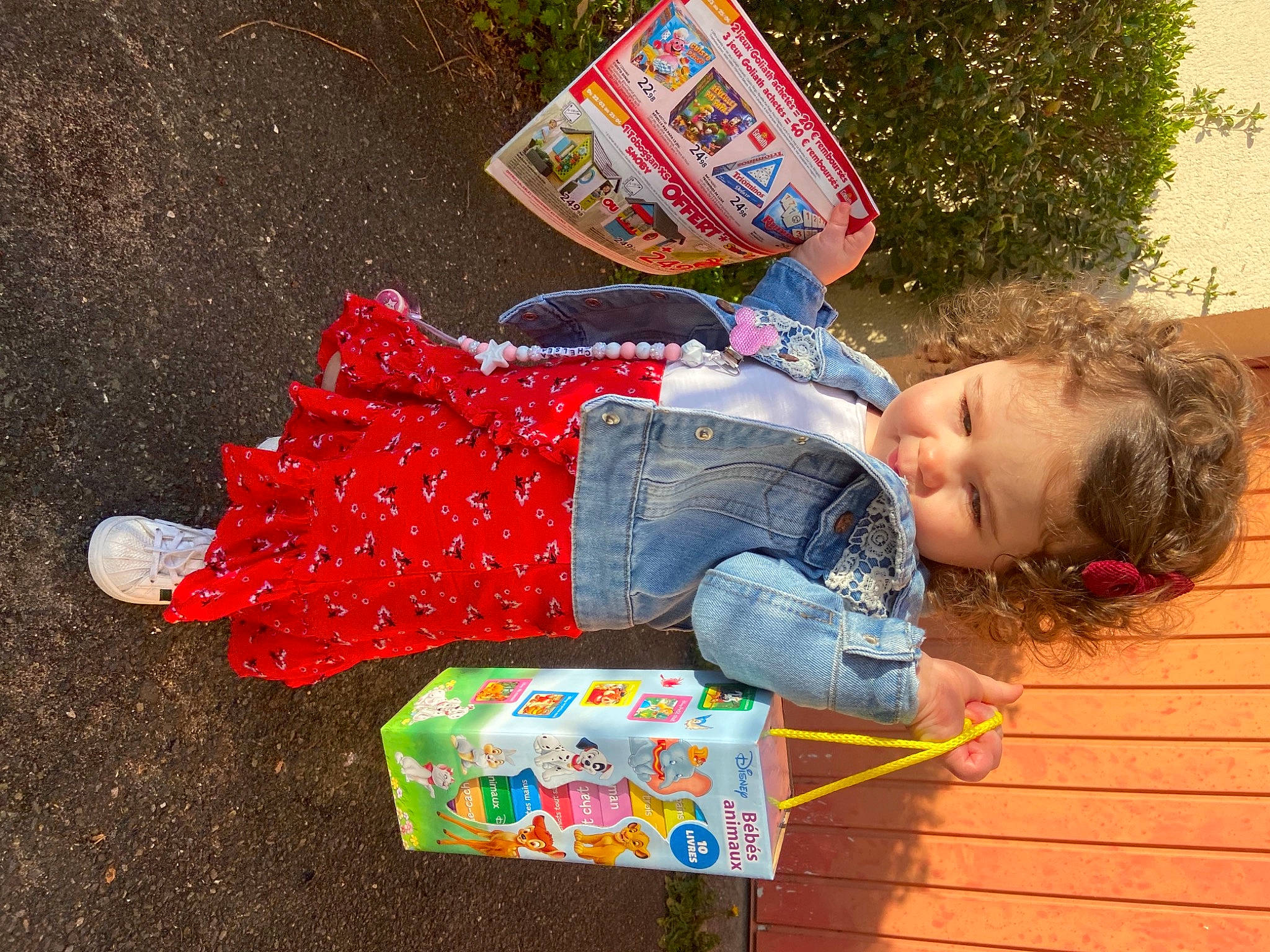 Kyle participe au concours pour gagner de l'argent avec cette photo : bag, box, carmine, child, electric_blue, event, fashion_accessory, fun, grass, happy, leisure, luggage_and_bags, pattern, people_in_nature, person, play, sitting, toddler, travel