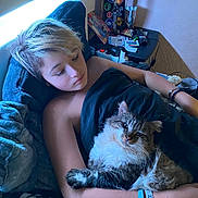 Mousquetaire participe au concours pour gagner de l'argent avec cette photo : person, cat, bed, blanket, resting, sleepy, indoor, window_light, bracelet, nightstand, remote_control, lamp, hair, furniture, sleep, relaxing, cozy, fur, comfort, home