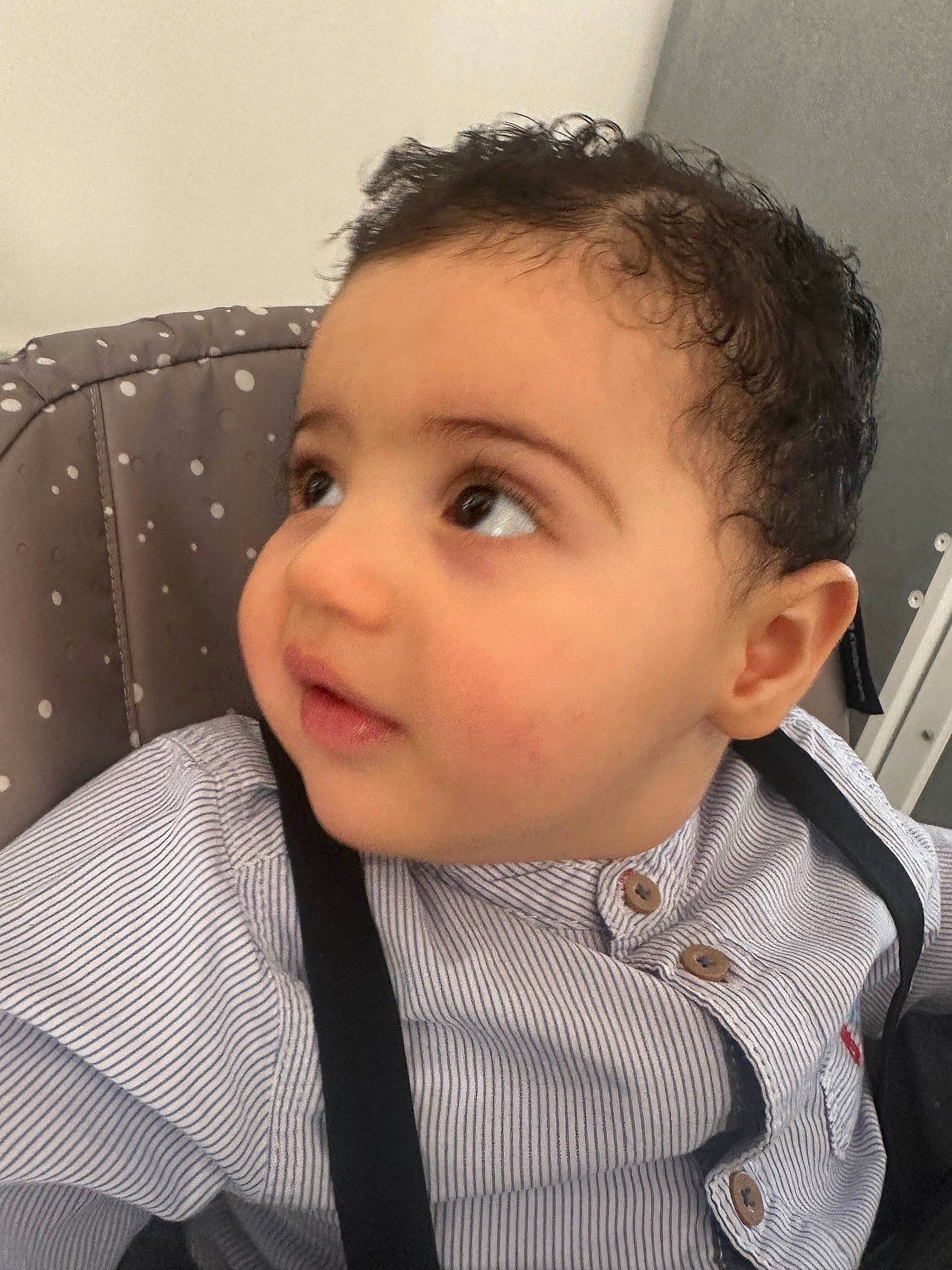 Ilyane a rejoint le concours — aidez-le/la à gagner de superbes lots ! accessories, baby, blackhair, clothing, coat, face, formalwear, hair, happy, head, jacket, mohawkhairstyle, person, photography, portrait, shirt, smile, suit, suspenders, tie