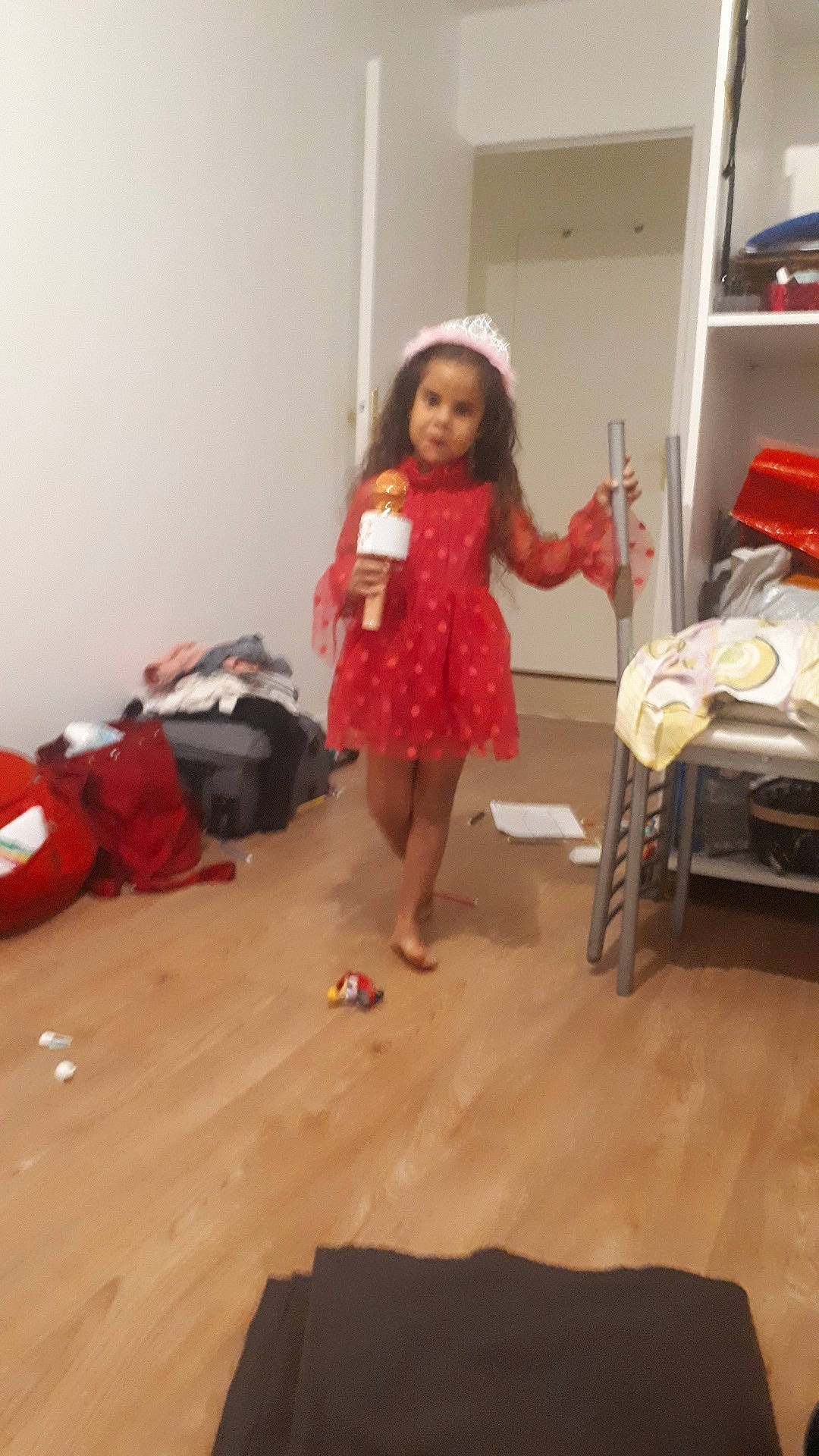 Inès a rejoint le concours — aidez-le/la à gagner de superbes lots ! automotive_exterior, automotive_lighting, backpack, bag, child, fashion_design, floor, flooring, fun, hardwood, human_leg, luggage_and_bags, peach, person, personal_luxury_car, room, tire, toddler, vehicle_door, wood