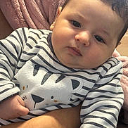 Adonys participe au concours pour gagner de l'argent avec cette photo : baby, child, person, face, arm, clothing, striped_shirt, tiger_design, blanket, pink, skin, indoor, portrait, cute, infant, holding, young_child, expression, closeup, soft