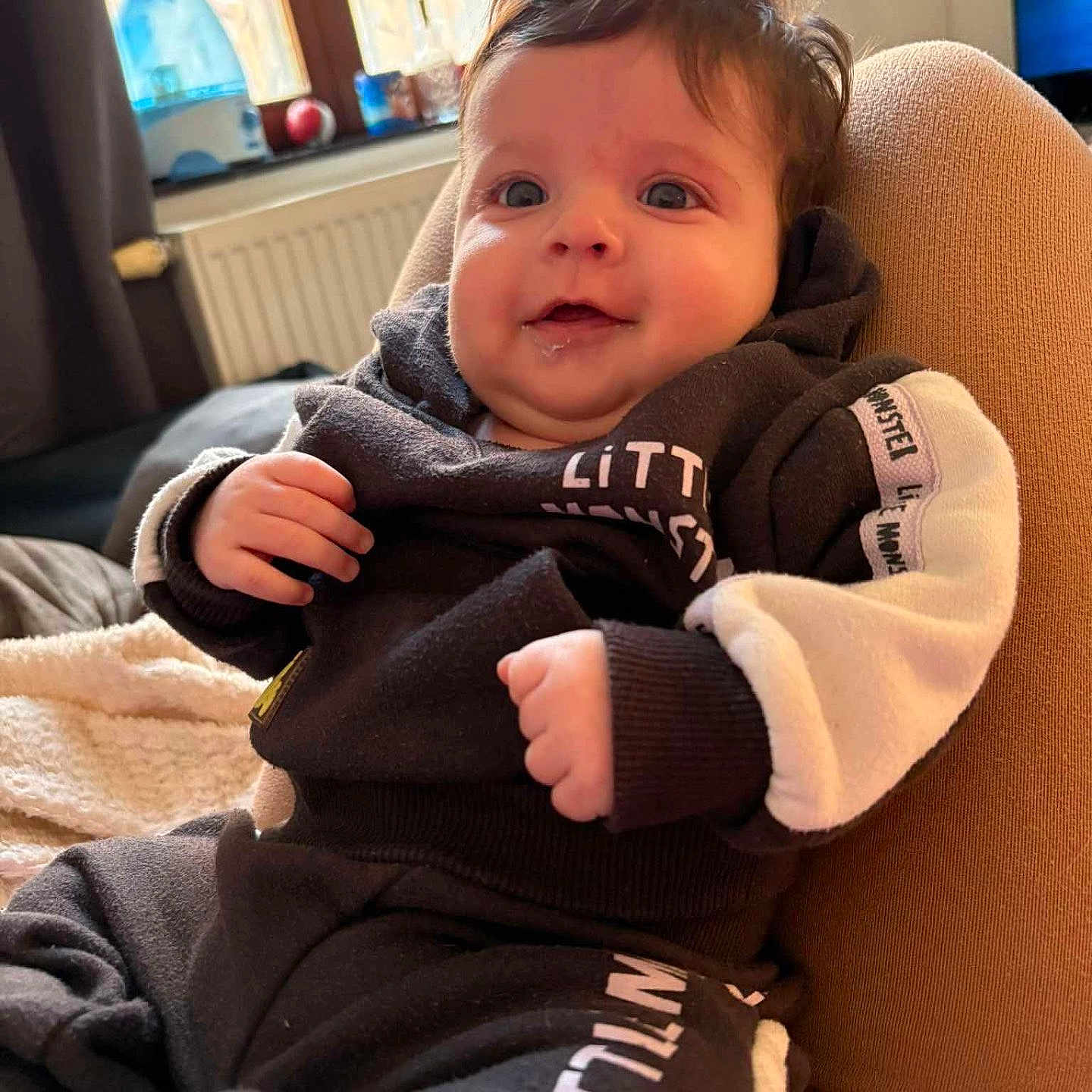 Ayden a rejoint le concours — aidez-le/la à gagner de superbes lots ! baby, bodypart, clothing, coat, couch, cushion, face, finger, furniture, hand, head, homedecor, indoors, jacket, knitwear, pants, person, photography, portrait, sweater