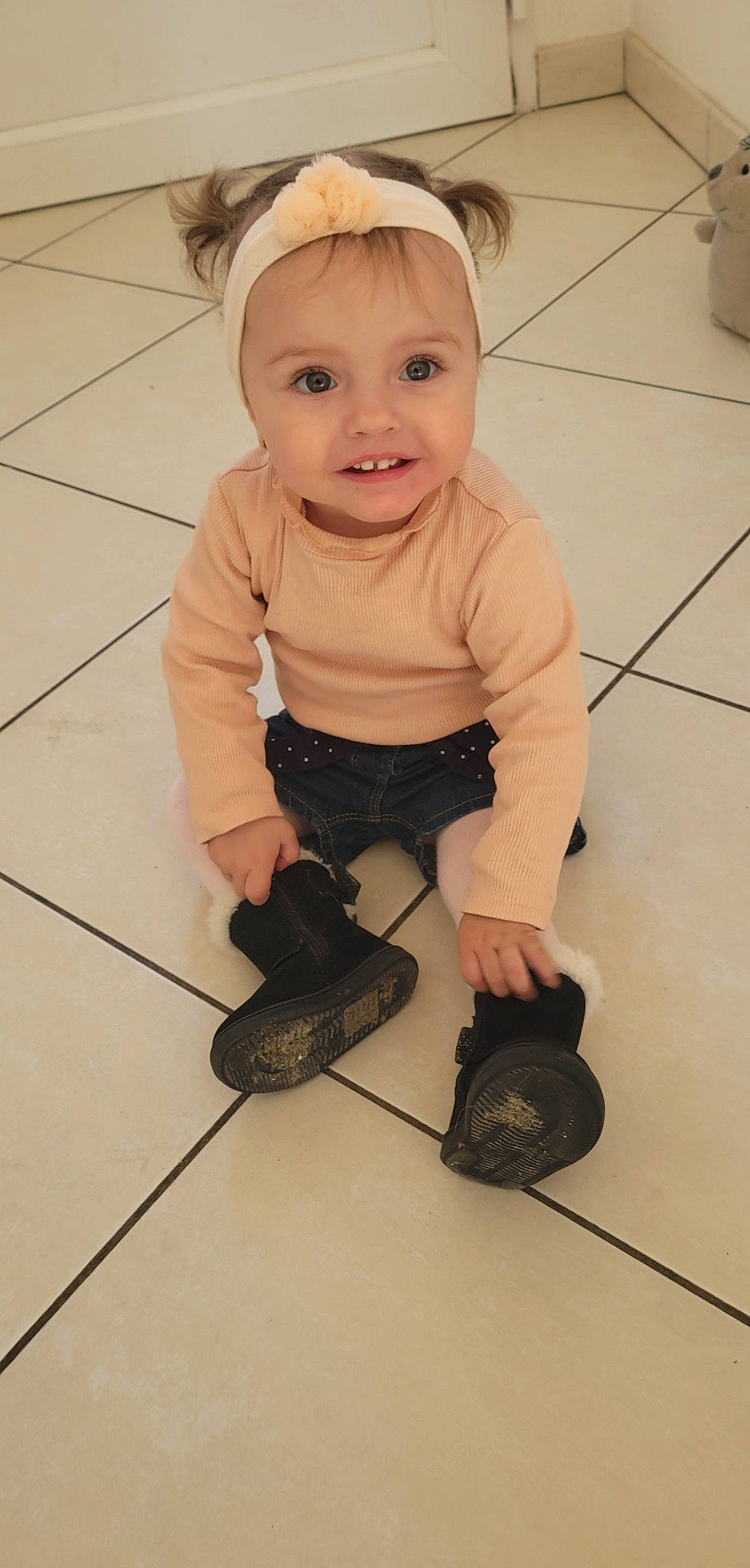 Talya a rejoint le concours — aidez-le/la à gagner de superbes lots ! baby, baby_toddler_clothing, cheek, floor, flooring, fun, happy, hardwood, human_leg, joint, knee, leg, person, personal_protective_equipment, shoe, skin, sleeve, smile, standing, toddler