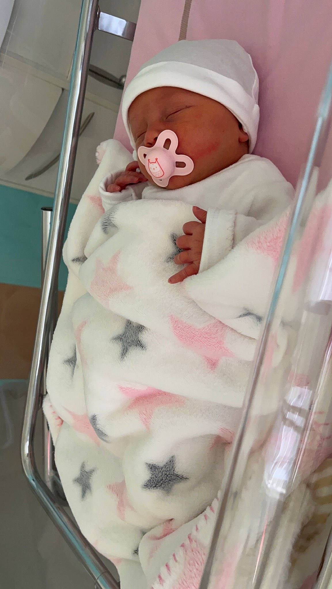 Eva a rejoint le concours — aidez-le/la à gagner de superbes lots ! baby, baby_products, baby_safety, baby_sleeping, baby_toddler_clothing, cap, child, comfort, cradle, event, fur, infant_bed, linens, pattern, peach, person, pink, room, toddler, toy