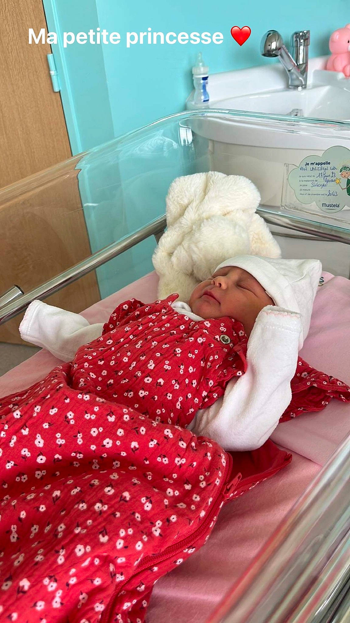 Eva participe au concours pour gagner de l'argent avec cette photo : baby, baby_safety, bed, bed_frame, bedding, blanket, child, comfort, event, flooring, headwear, home_appliance, hospital_bed, linens, magenta, pattern, person, room, toddler