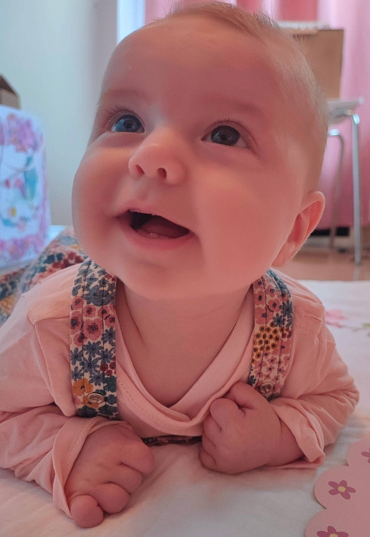 Juliette a rejoint le concours — aidez-le/la à gagner de superbes lots ! baby, baby_toddler_clothing, cheek, chin, eyebrow, face, facial_expression, finger, happy, head, iris, lip, mouth, nose, person, pink, product, skin, sleeve, smile