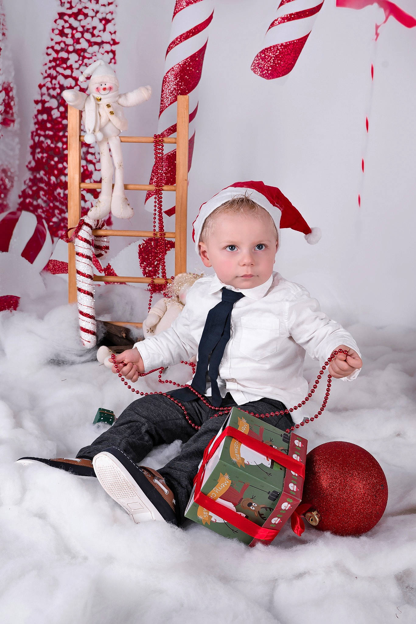 Steven a rejoint le concours — aidez-le/la à gagner de superbes lots ! baby, baby_toddler_clothing, carmine, child, christmas, christmas_eve, event, freezing, fun, happy, hat, holiday, pattern, person, photograph, recreation, sitting, snow, sock, toddler