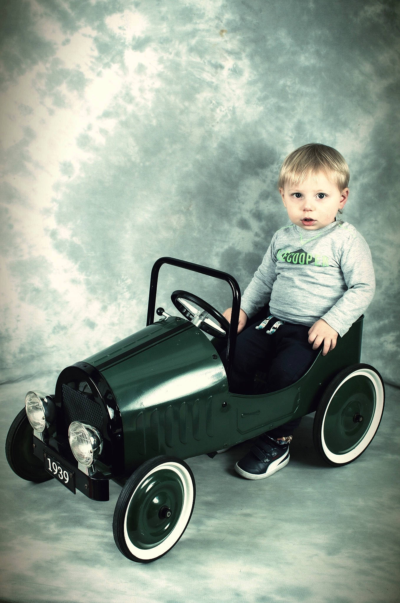 Steven a rejoint le concours — aidez-le/la à gagner de superbes lots ! automotive_design, automotive_tire, automotive_wheel_system, car, child, cloud, fender, flash_photography, happy, kit_car, land_vehicle, motor_vehicle, person, product, riding_toy, rim, rolling, tire, toddler, vehicle