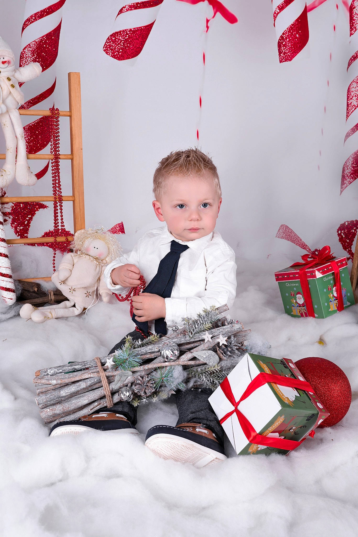 Steven a rejoint le concours — aidez-le/la à gagner de superbes lots ! baby, baby_toddler_clothing, carmine, child, christmas, christmas_decoration, christmas_eve, christmas_ornament, event, fun, happy, holiday, ornament, pattern, person, red, room, sitting, sleeve, toddler