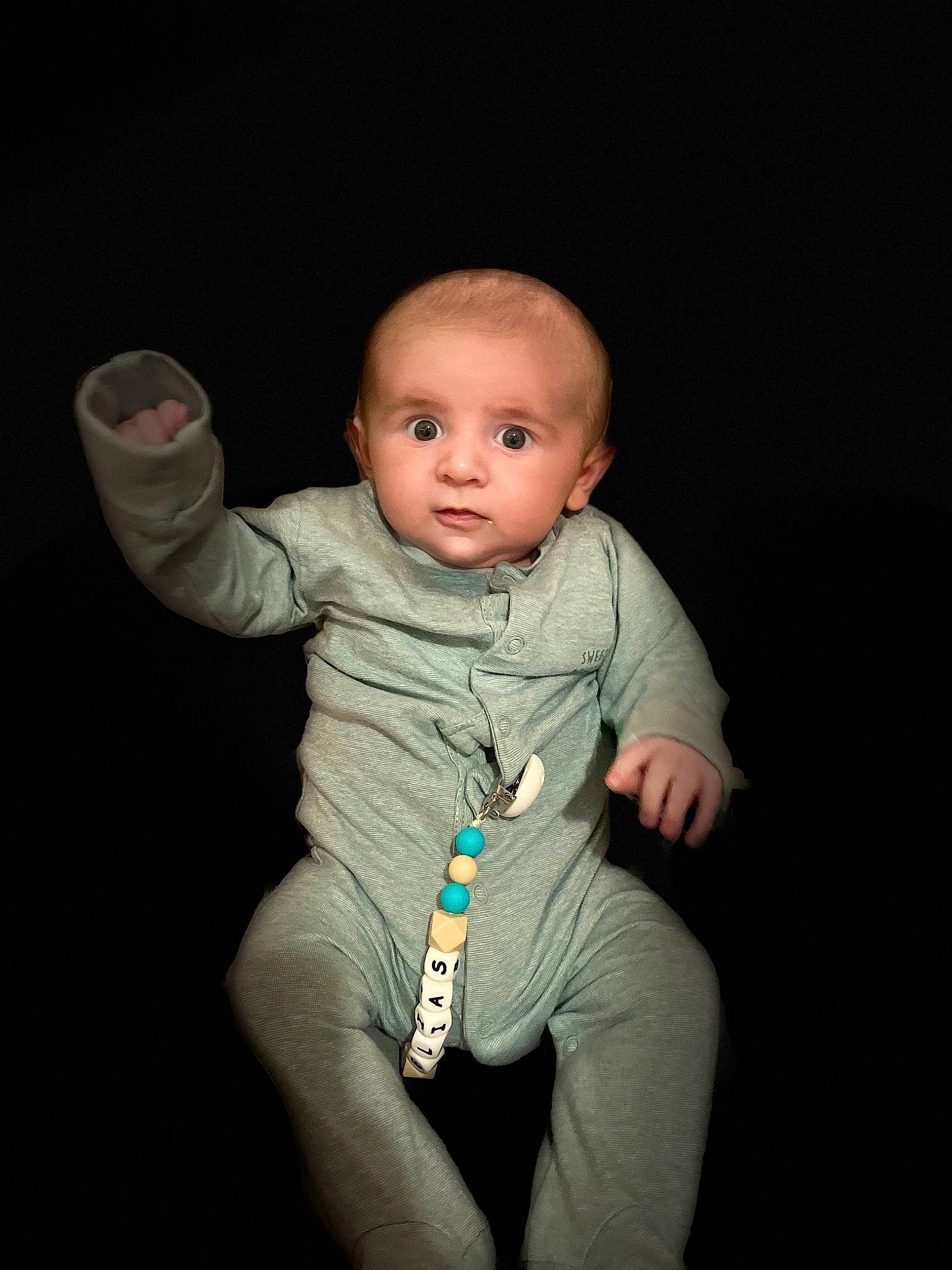 Elias participe au concours pour gagner de l'argent avec cette photo : baby, baby_products, baby_toddler_clothing, cheek, chest, child, comfort, darkness, elbow, flash_photography, fun, gesture, happy, knee, leg, person, sitting, sleeve, t_shirt, thumb