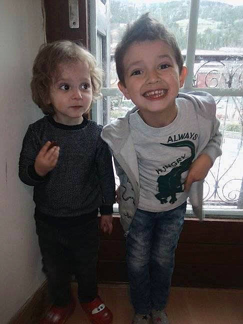 Maxence a rejoint le concours — aidez-le/la à gagner de superbes lots ! cheek, child, daughter, electronic_device, face, family, fun, happy, head, joy, outerwear, people, person, shoulder, sibling, skin, smile, standing, t_shirt, technology