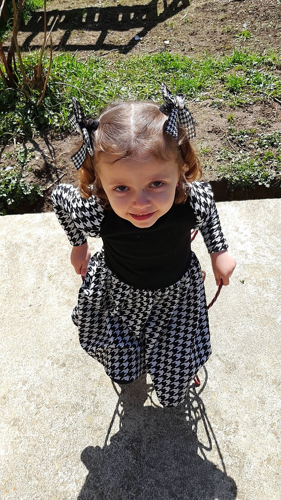 Loriana participe au concours pour gagner de l'argent avec cette photo : baby, baby_carriage, baby_products, baby_toddler_clothing, child, cool, face, fashion_accessory, fun, grass, happy, leisure, pattern, people_in_nature, person, plant, recreation, sitting, smile, toddler