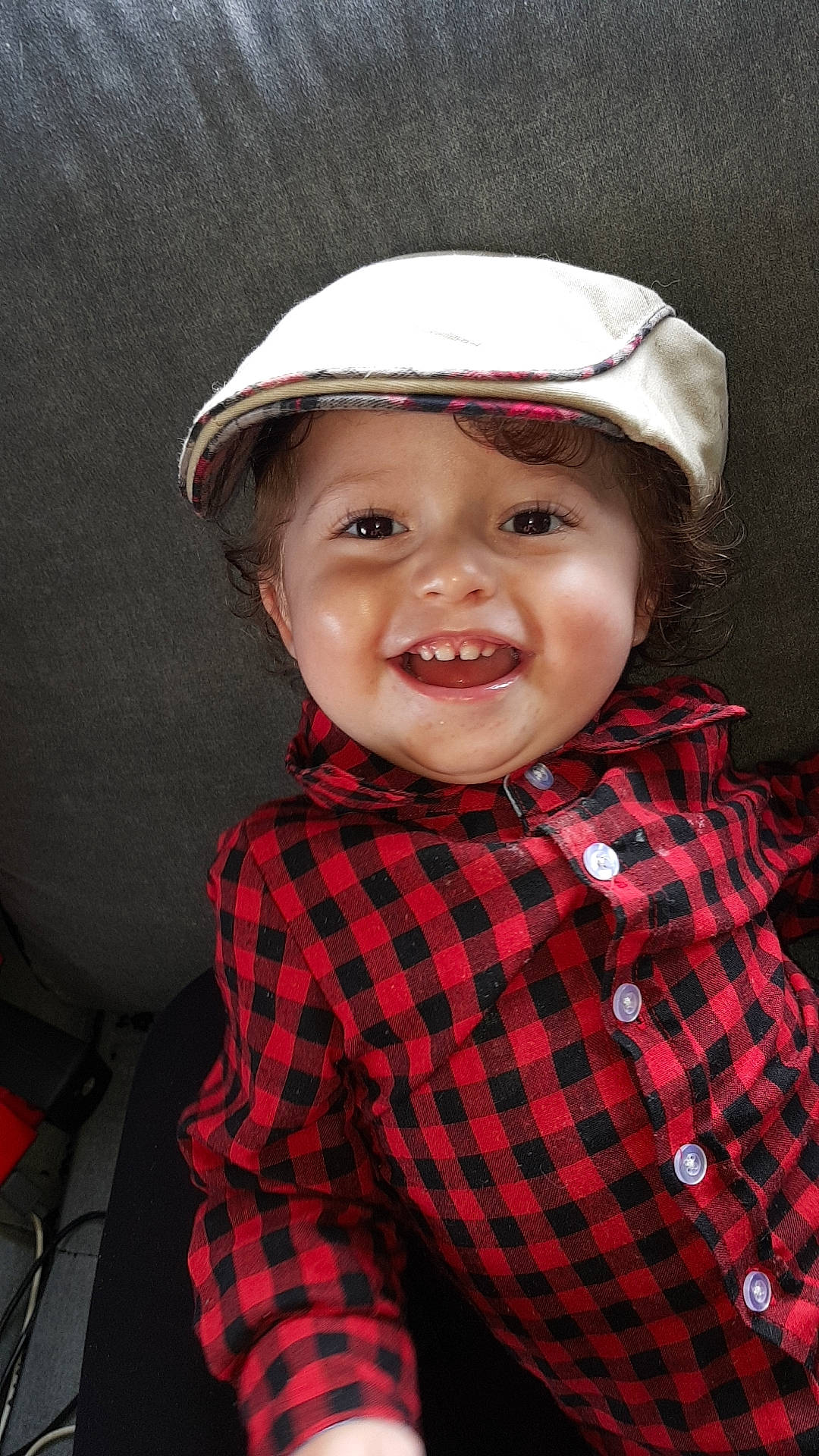 Lanzo a rejoint le concours — aidez-le/la à gagner de superbes lots ! cap, cheek, chin, collar, cool, eye, face, facial_expression, flash_photography, hairstyle, happy, head, headgear, headwear, joy, lip, person, plaid, skin, sleeve