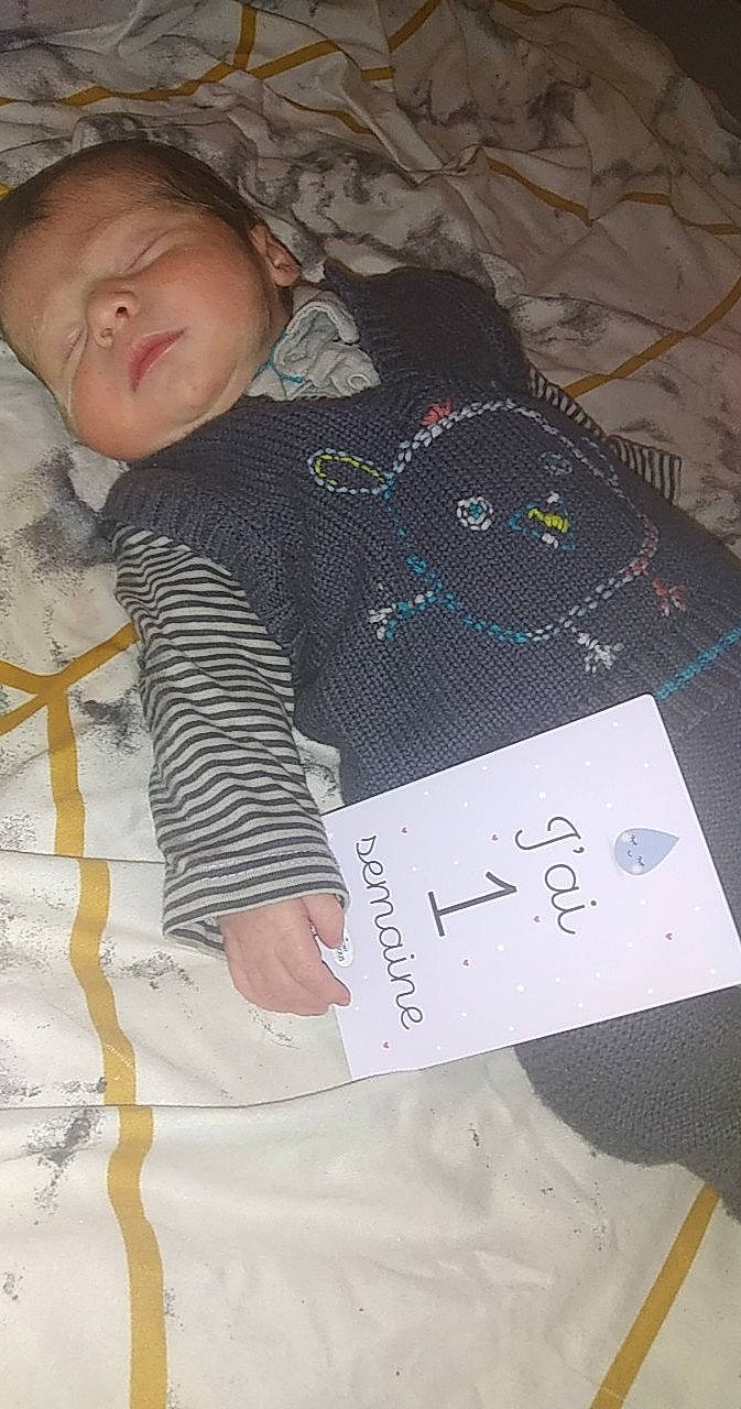 Lanzo participe au concours pour gagner de l'argent avec cette photo : baby, baby_products, baby_sleeping, baby_toddler_clothing, bedding, bedtime, child, comfort, font, linens, nap, paper, pattern, person, product, room, sleeve, t_shirt, textile, toddler