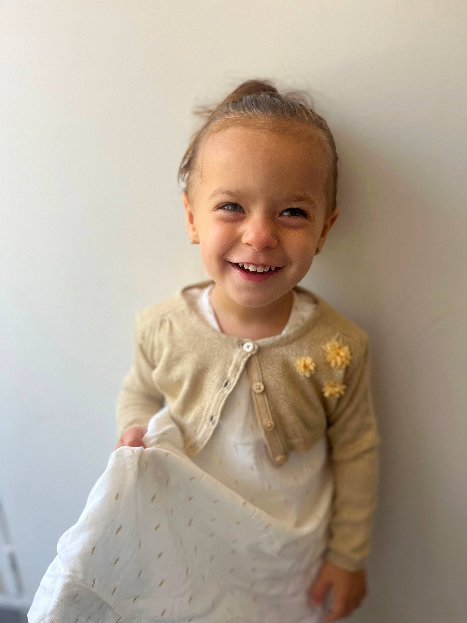 Hélyanna participe au concours pour gagner de l'argent avec cette photo : arm, baby_toddler_clothing, beauty, cheek, child, dress_shirt, eye, face, flash_photography, hair, happy, human_body, iris, joy, neck, pattern, person, sitting, sleeve, smile