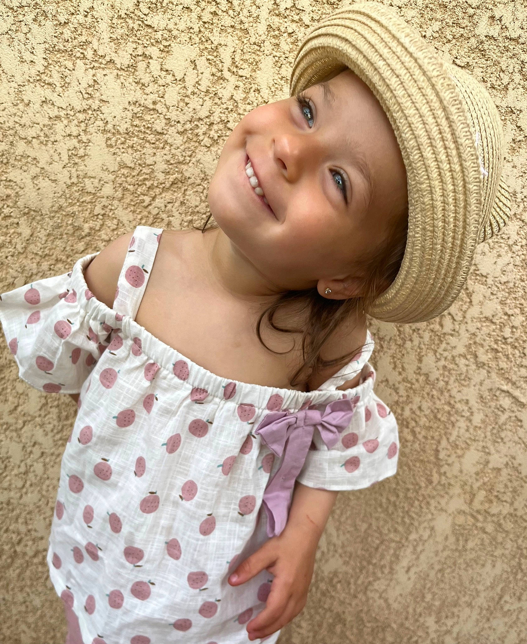 Hélyanna participe au concours pour gagner de l'argent avec cette photo : arm, baby_toddler_clothing, child, day_dress, dress, facial_expression, flash_photography, happy, hat, headwear, human_body, joy, neck, organ, pattern, person, skin, sleeve, smile, t_shirt