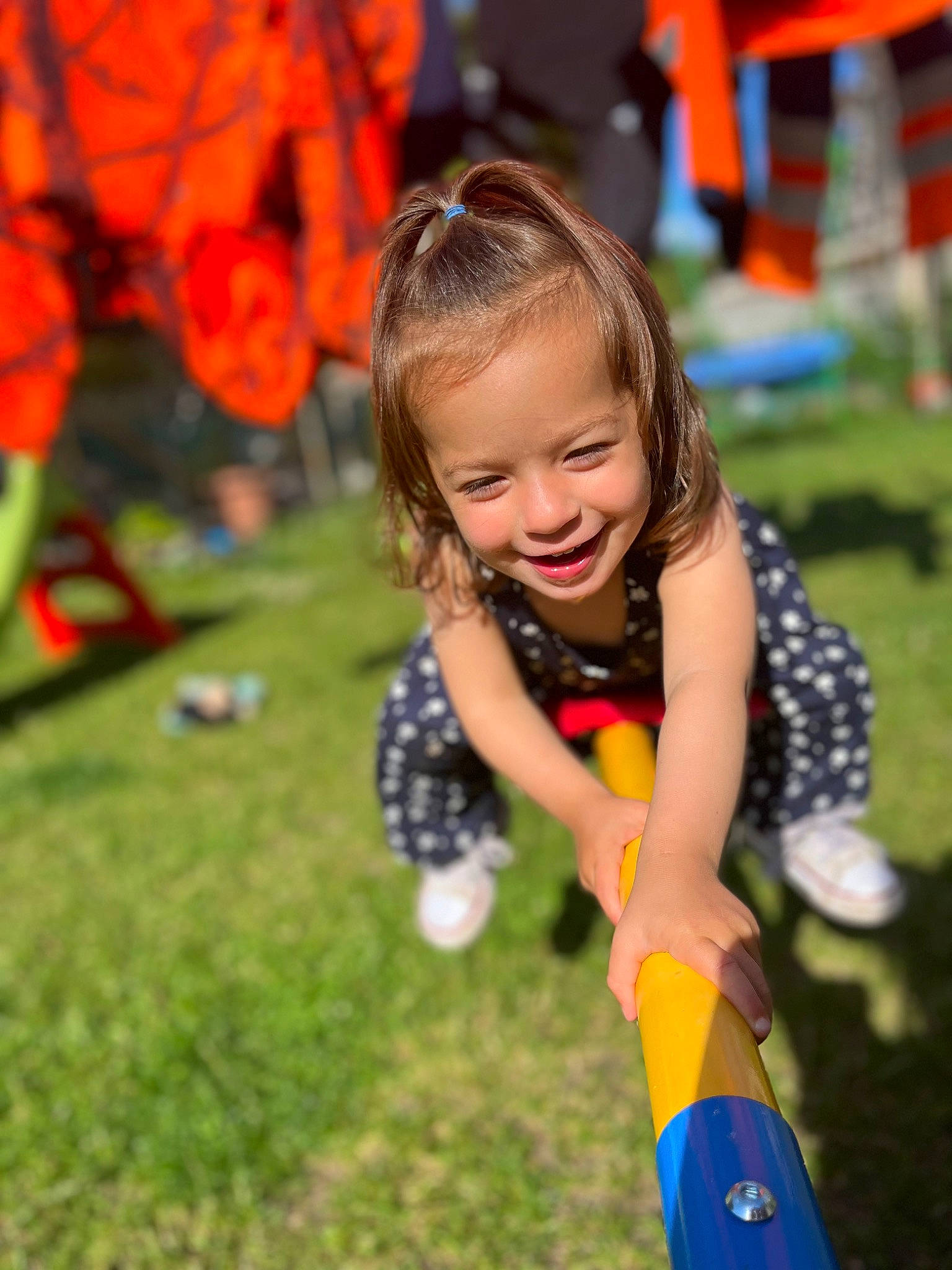 Hélyanna a rejoint le concours — aidez-le/la à gagner de superbes lots ! blond, child, city, event, fun, grass, hair, happy, joy, lawn, leaf, leisure, nature, orange, outdoor_play_equipment, people_in_nature, person, recreation, shorts, smile