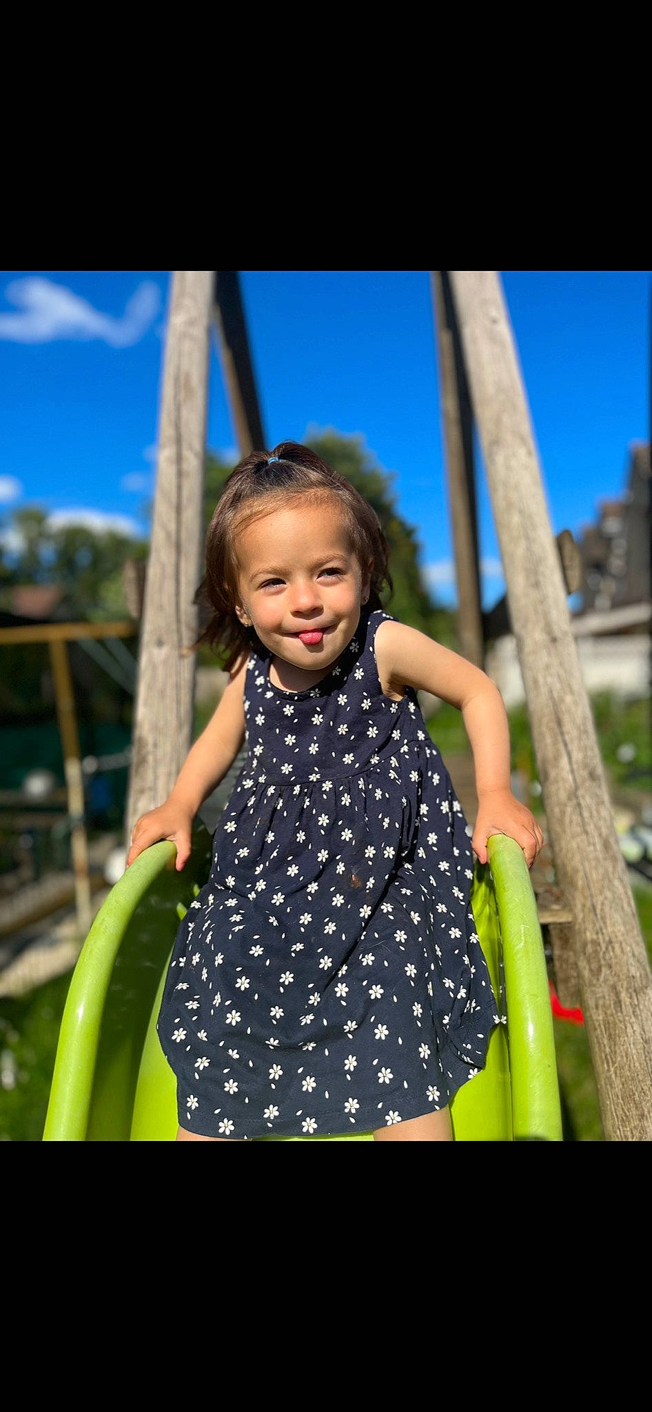 Hélyanna participe au concours pour gagner de l'argent avec cette photo : beauty, blond, city, dress, electric_blue, eye, face, flash_photography, fun, grass, happy, iris, joy, leisure, people_in_nature, person, recreation, shoulder, sky, smile