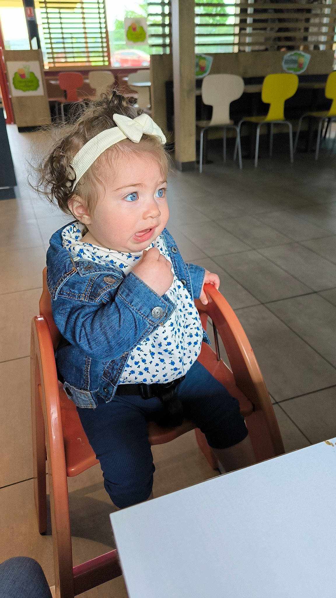 Elisa participe au concours pour gagner de l'argent avec cette photo : baby, baby_toddler_clothing, beauty, chair, child, comfort, electric_blue, flooring, fun, furniture, happy, human_leg, joint, leisure, organ, person, room, sitting, snapshot, thigh