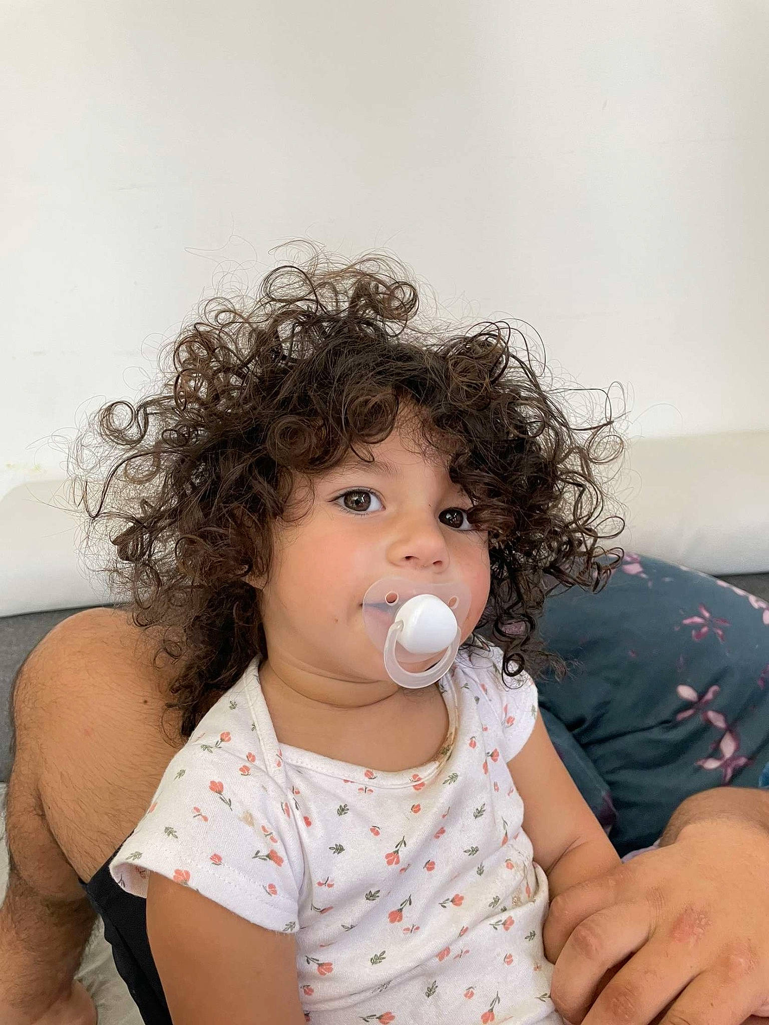 Meline a rejoint le concours — aidez-le/la à gagner de superbes lots ! abdomen, baby, baby_toddler_clothing, beauty, black_hair, child, comfort, drinkware, flash_photography, gesture, hairstyle, happy, lip, mouth, nose, person, shoulder, skin, tableware, thigh