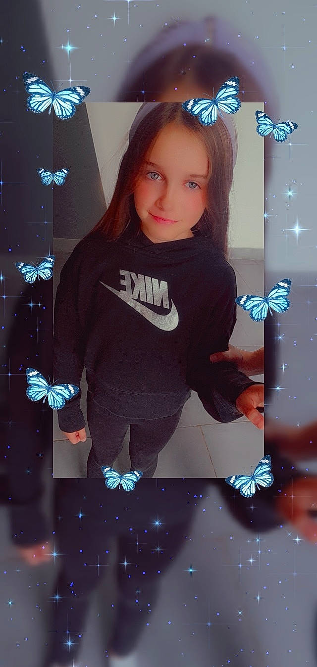 Malvina a rejoint le concours — aidez-le/la à gagner de superbes lots ! baby_toddler_clothing, blue, child, christmas, christmas_decoration, christmas_eve, circle, electric_blue, event, fashion_accessory, graphic_design, happy, holiday, magenta, party_supply, pattern, person, sleeve, smile, t_shirt