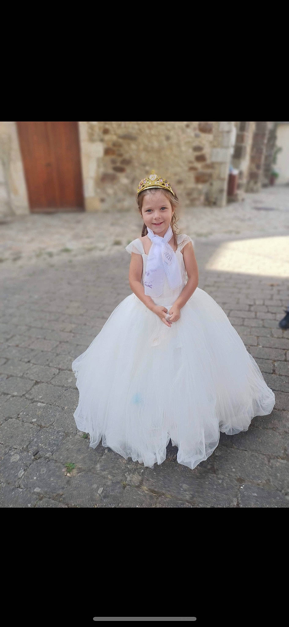 Enza a rejoint le concours — aidez-le/la à gagner de superbes lots ! bridal_accessory, bridal_clothing, bridal_party_dress, day_dress, dress, embellishment, event, fashion_accessory, fashion_design, flash_photography, formal_wear, fun, gown, happy, headpiece, headwear, joy, person, shoulder, smile