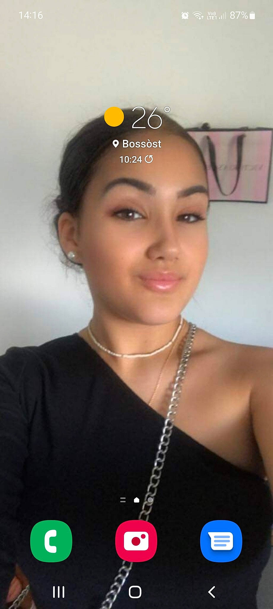 Maïna a rejoint le concours — aidez-le/la à gagner de superbes lots ! black_hair, body_jewelry, chest, cosmetics, dress, earrings, eye_liner, eyebrow, eyelash, fashion_design, flash_photography, forehead, jewellery, joy, lip, lipstick, makeover, neck, person, shoulder