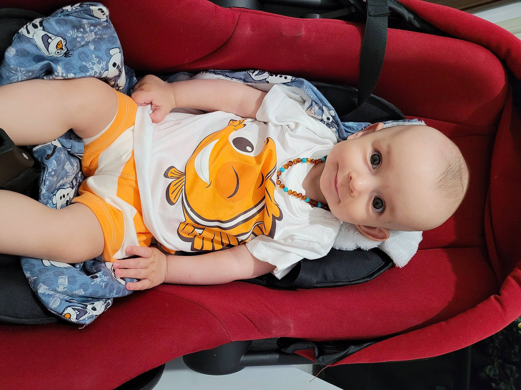 Gabin participe au concours pour gagner de l'argent avec cette photo : arm, baby, comfort, eye, finger, fun, hairstyle, human_body, joint, lap, leg, mouth, orange, organ, people, person, product, skin, textile, thigh