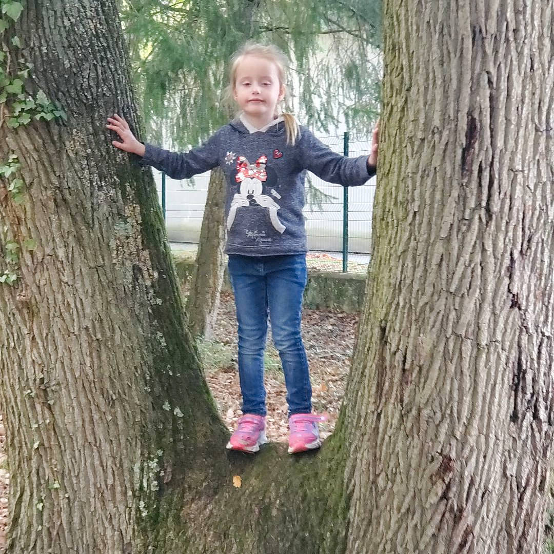 Manon a rejoint le concours — aidez-le/la à gagner de superbes lots ! biome, deciduous, forest, fun, gesture, grass, grove, happy, leisure, natural_landscape, people_in_nature, person, temperate_broadleaf_and_mixed_forest, terrestrial_plant, tree, trunk, twig, wilderness, wood, woodland