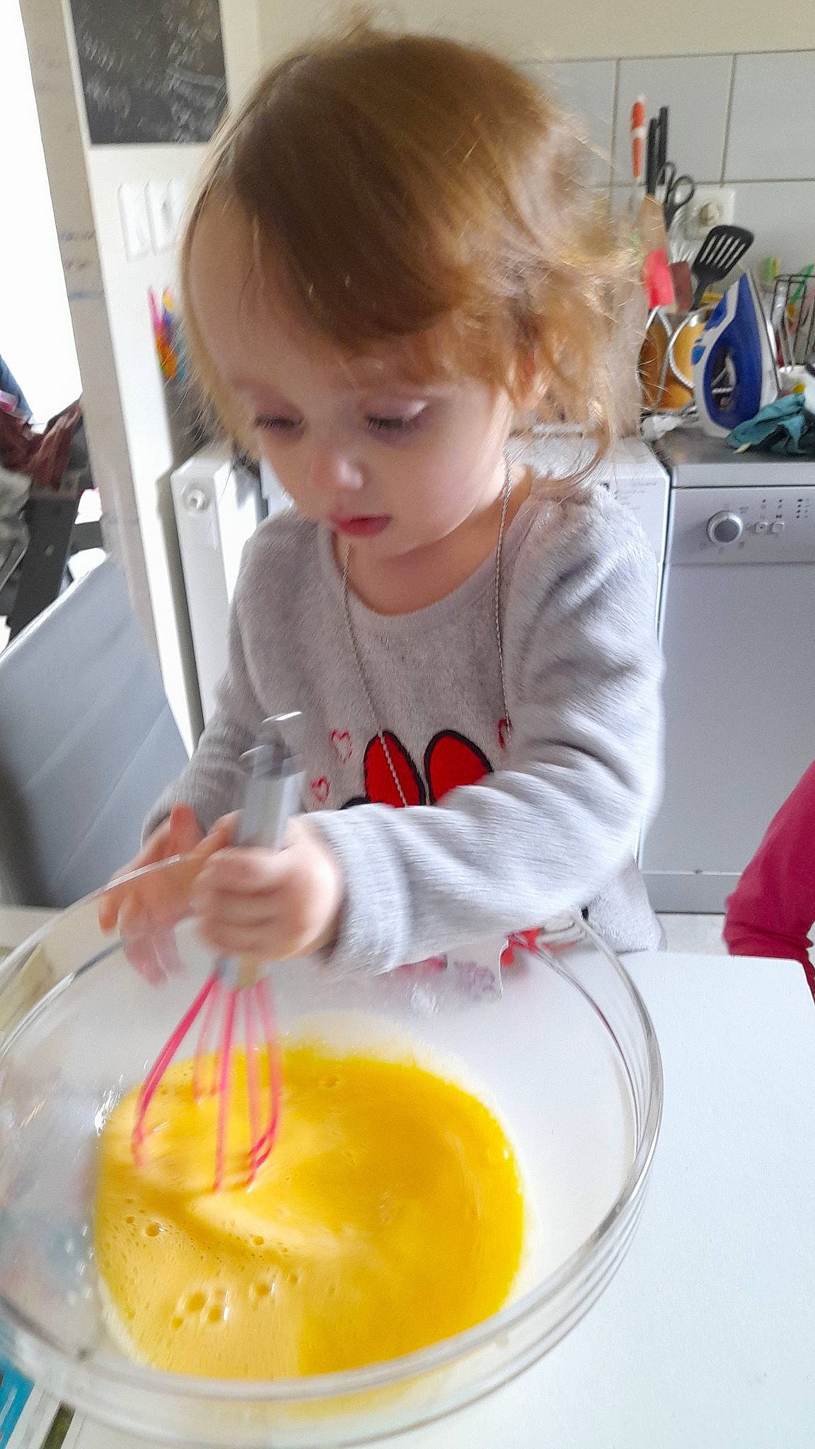 Léonie participe au concours pour gagner de l'argent avec cette photo : aioli, batter, child, comfort_food, cooking, cuisine, dessert, dish, event, food, ingredient, kitchen_utensil, paste, person, puree, recipe, roux, sweetness, table, tableware